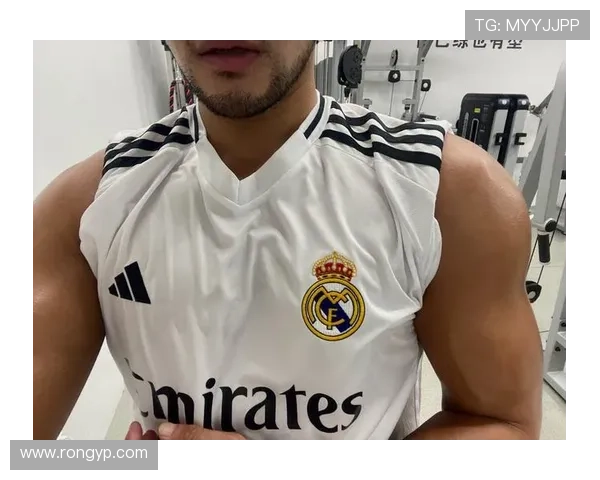 冬季足球明星训练场上的时尚穿搭解析与搭配技巧分享