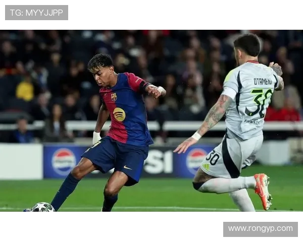 个子瘦高的足球明星如何在赛场上展现出超凡的技术与魅力